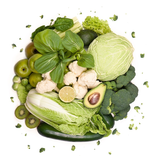 Groupe de légumes verts de fruits et légumes verts sur fond blanc