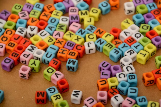 Groupe de lettres colorées de l'alphabet ABC représentant un concept d'éducation