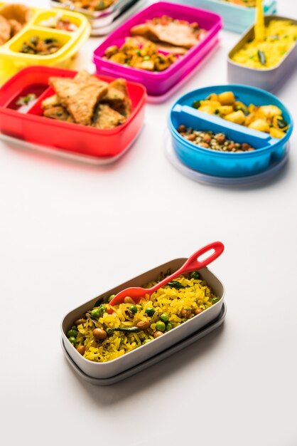 Groupe de Lunch Box ou Tiffin pour les enfants indiens, montrant une variété ou plusieurs options ou une combinaison d'aliments sains pour vos enfants scolarisés