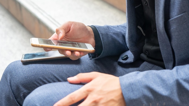 Groupe de main avec smartphone.