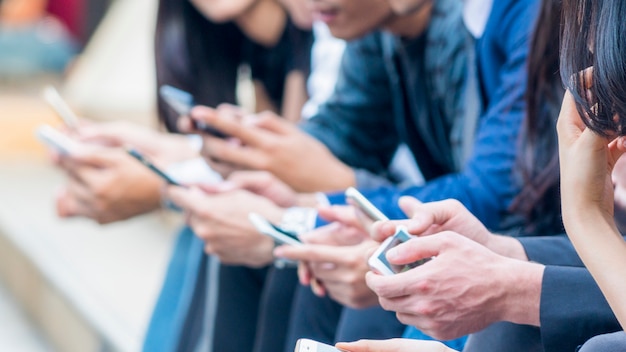 groupe de main avec smartphone