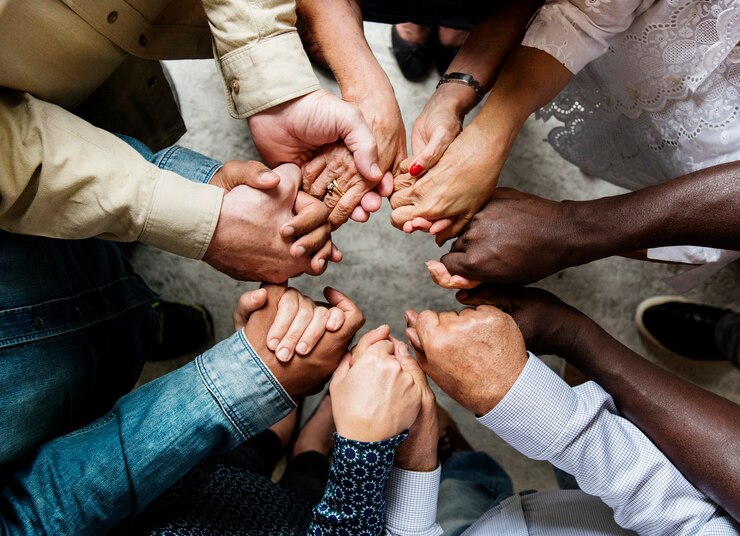 Photo groupe de mains diverses se tenant dans le bras, vue d&#39;ensemble du travail d&#39;équipe