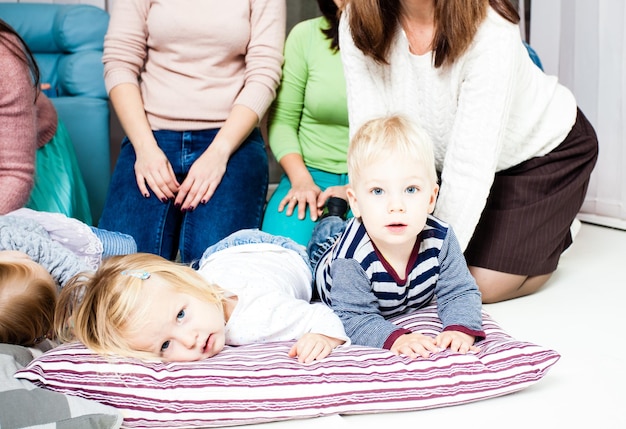 Groupe de mamans avec leurs bébés à la maternelle