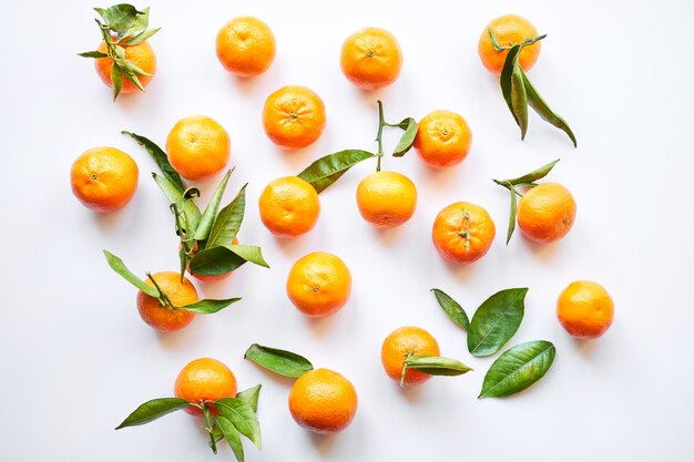 Groupe de mandarines fraîches aux feuilles vertes