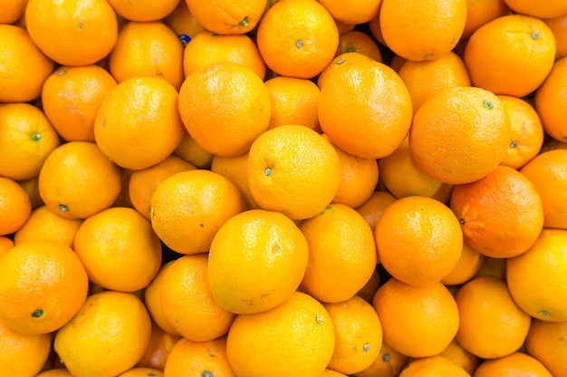 Groupe de mandarines fraîches sur le marché