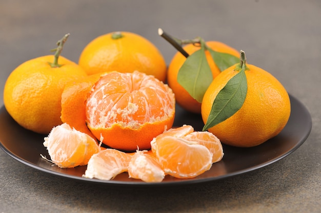 Groupe de mandarines mandarine entière avec des feuilles et de la mandarine pelée