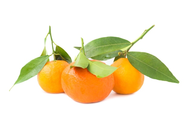 Groupe de mandarines orange avec des feuilles vertes isolé sur fond blanc