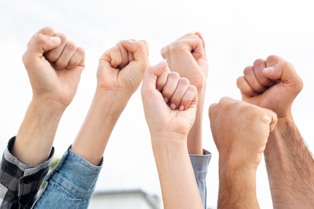 Groupe de manifestants levant les poings