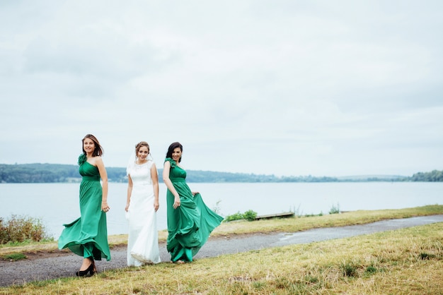 Groupe mariée mariage été en plein air. Ukraine Europe