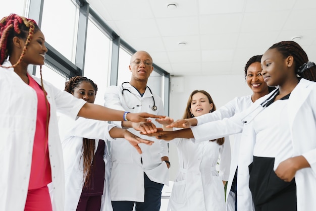 Groupe de médecin afro-américain et infirmière en salle d'hôpital