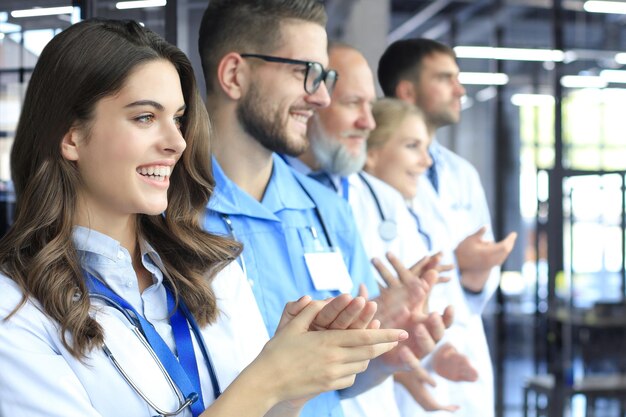 Un groupe de médecins applaudit debout à l'hôpital