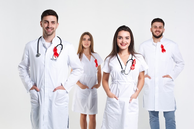 Groupe de médecins avec aquarelle de ruban rouge