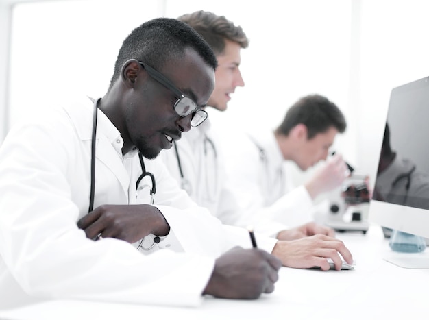 Groupe de médecins assis dans le laboratoire