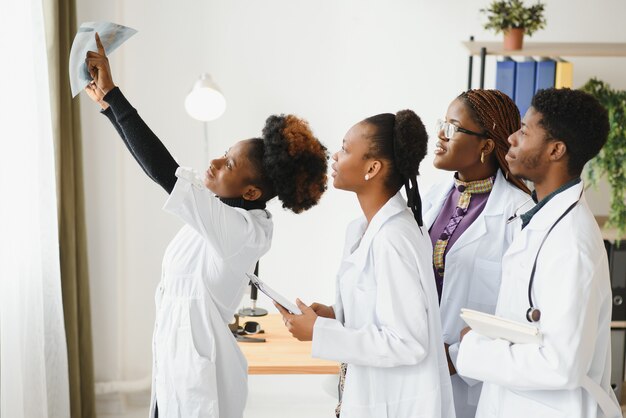 Groupe de médecins au bureau avec radiographie du patient