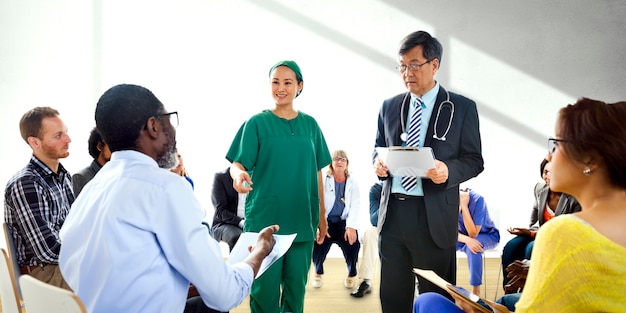 Groupe de médecins ayant une réunion