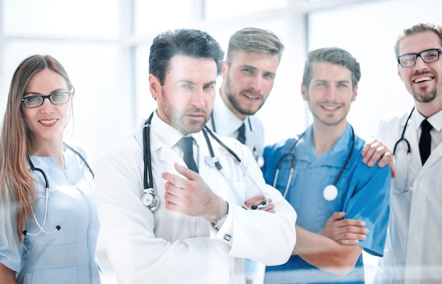 Groupe de médecins debout dans la salle de réunion