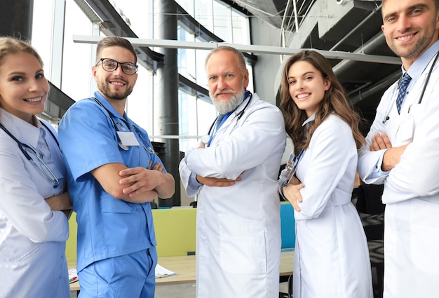 Groupe de médecins heureux dans le couloir de l'hôpital, portrait.