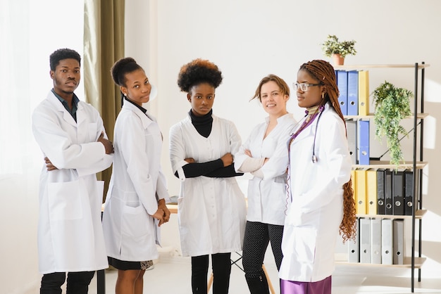 Groupe de médecins et d'infirmières dans un hôpital