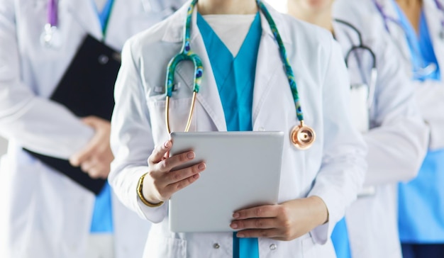 Groupe de médecins et d'infirmières debout dans la chambre d'hôpital