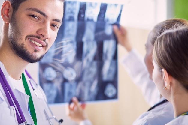 Groupe de médecins et d'infirmières regardant Xray