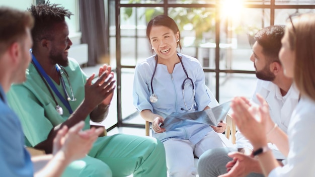 Groupe de médecins multinationaux pour discuter de l'analyse dans la salle de conférence