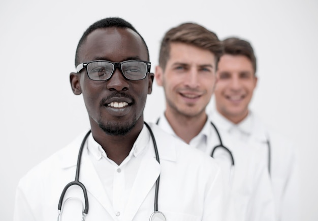 Groupe de médecins multiraciaux debout dans une rangéele concept de professionnalisme