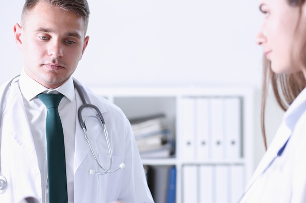 Groupe de médecins parlant pendant la conférence