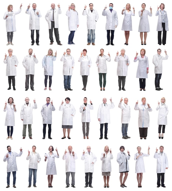 Groupe de médecins en pleine longueur isolé sur blanc