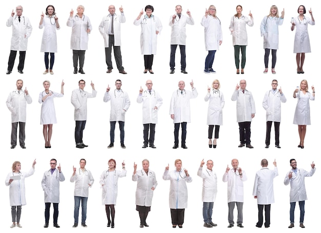 Groupe de médecins en pleine longueur isolé sur blanc