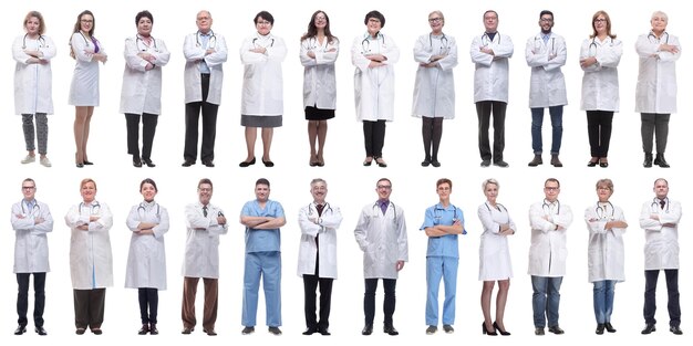 Groupe de médecins en pleine longueur isolé sur blanc