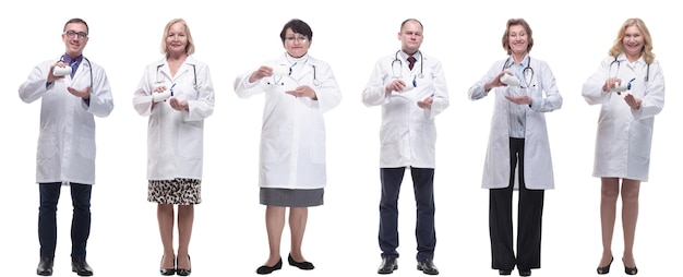 Groupe de médecins tenant pot isolé sur blanc