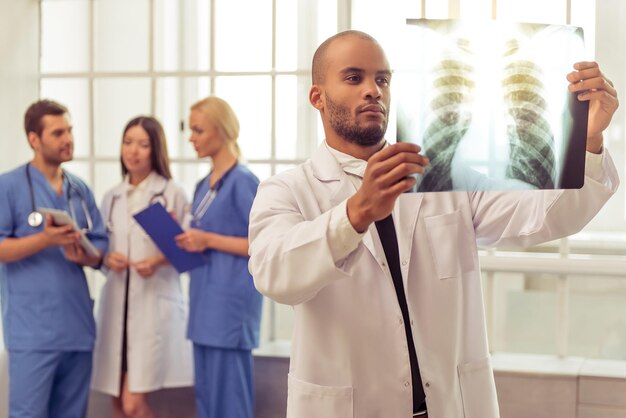 Photo groupe de médecins