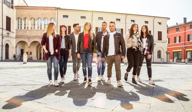 Groupe de meilleurs amis marchant et parlant dans le centre-ville