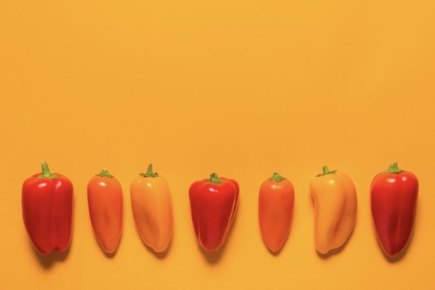 Groupe de mini paprica, rouge, jaune et orange