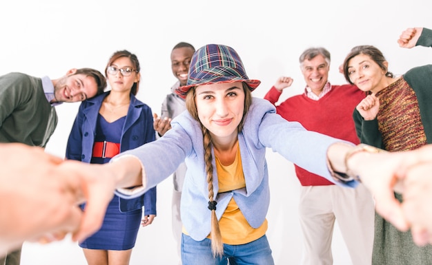 groupe mixte de personnes faisant la fête