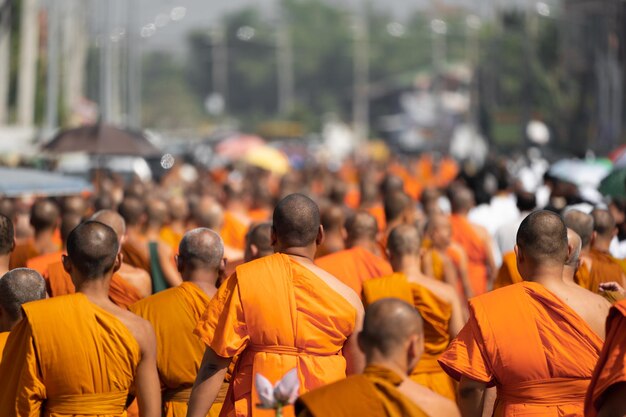 Un groupe de moine en pèlerinage à pied dans la rue à midi en Thaïlande