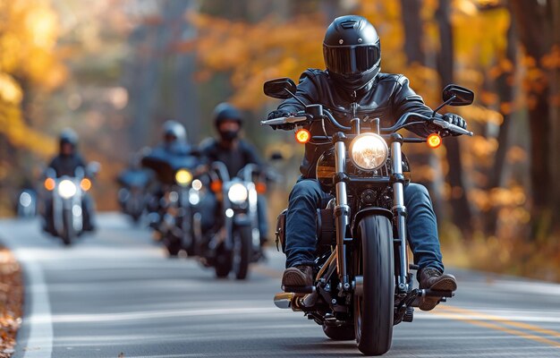 Un groupe de motocyclistes sur la route.