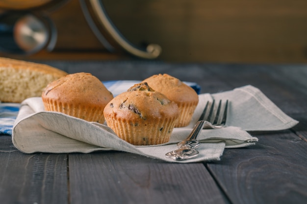 Groupe de muffins sur table