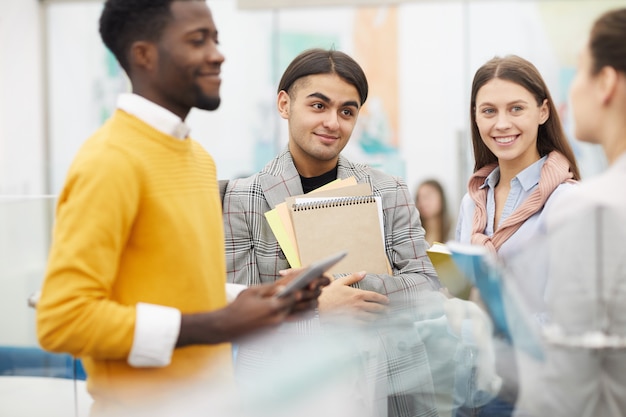 Groupe multi-ethnique d'étudiants