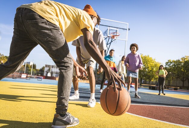 Groupe multiculturel de jeunes amis se liant à l'extérieur et s'amusant - Des adolescents cool et élégants se réunissant au skate park urbain