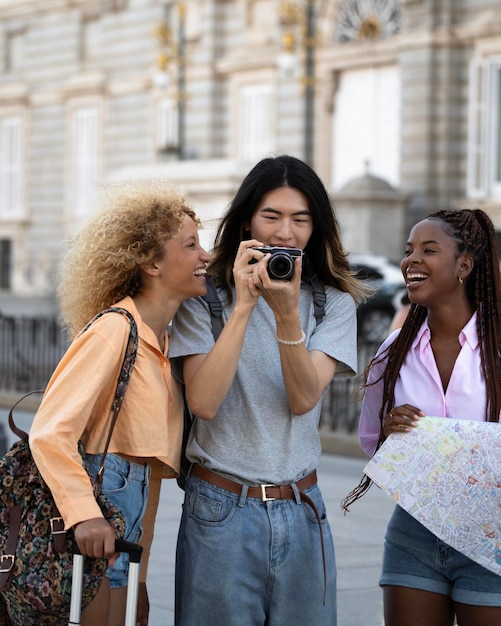 Photo un groupe multiethnique heureux d'amis touristes prenant des photos de leur voyage