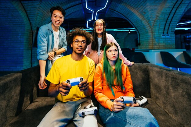 Photo un groupe multiethnique de jeunes amis jouant à des jeux vidéo à la maison