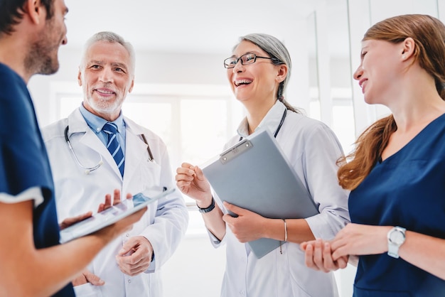 Groupe multiethnique de professionnels de la santé souriant lors d'une réunion de médecins à l'hôpital