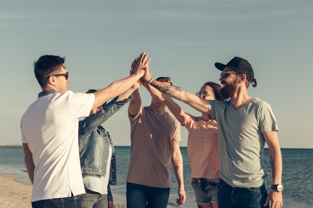 Groupe multiracial d&#39;amis avec les mains sur la pile