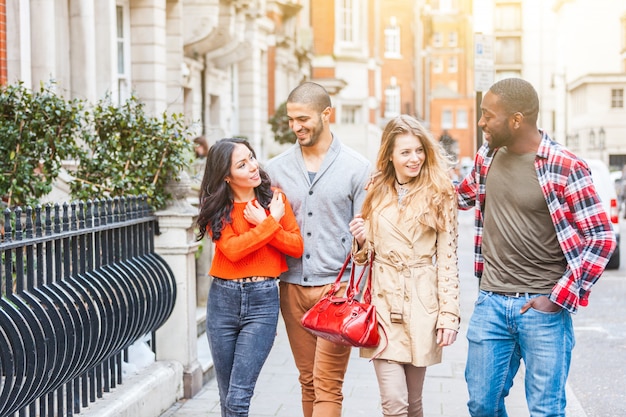 Groupe multiracial d'amis marchant à Londres