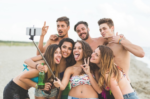 Groupe multiracial d&#39;amis prenant selfie sur la plage