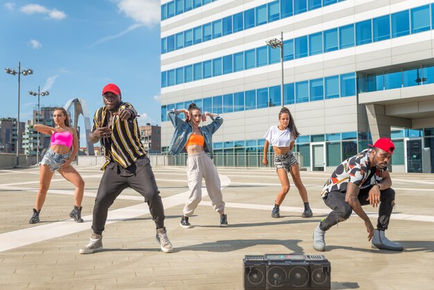 Groupe multiracial de danse hip hop