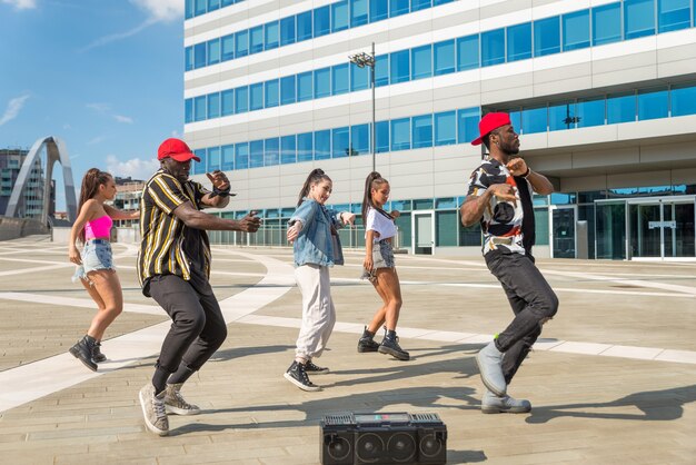 Groupe multiracial de danse hip hop