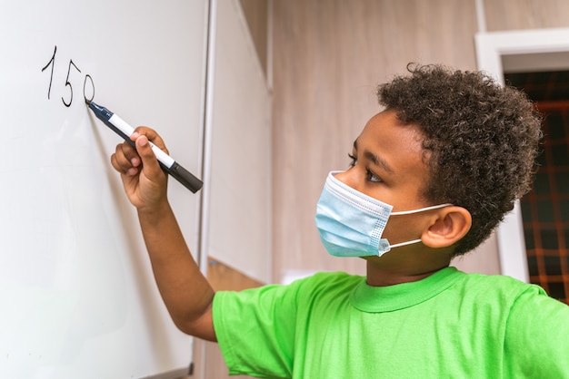 Groupe multiracial d'enfants à l'école primaire