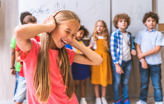 Groupe multiracial d'enfants à l'école primaire